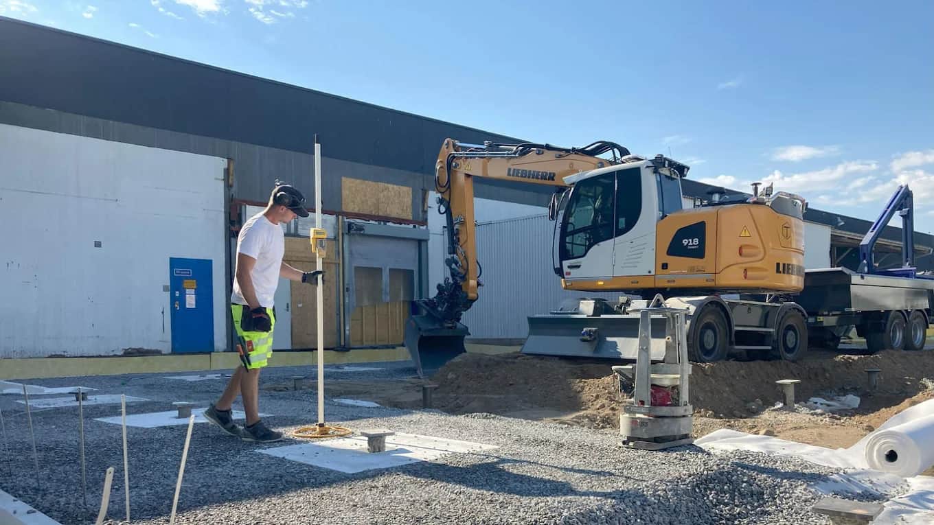 Markarbete och grundläggning av kommersiell byggarbetsplats i Örebro län