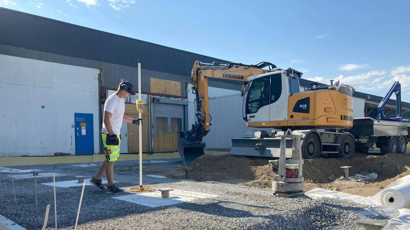 Kommersiell byggarbetsplats med markarbete och grundläggning i Örebro län