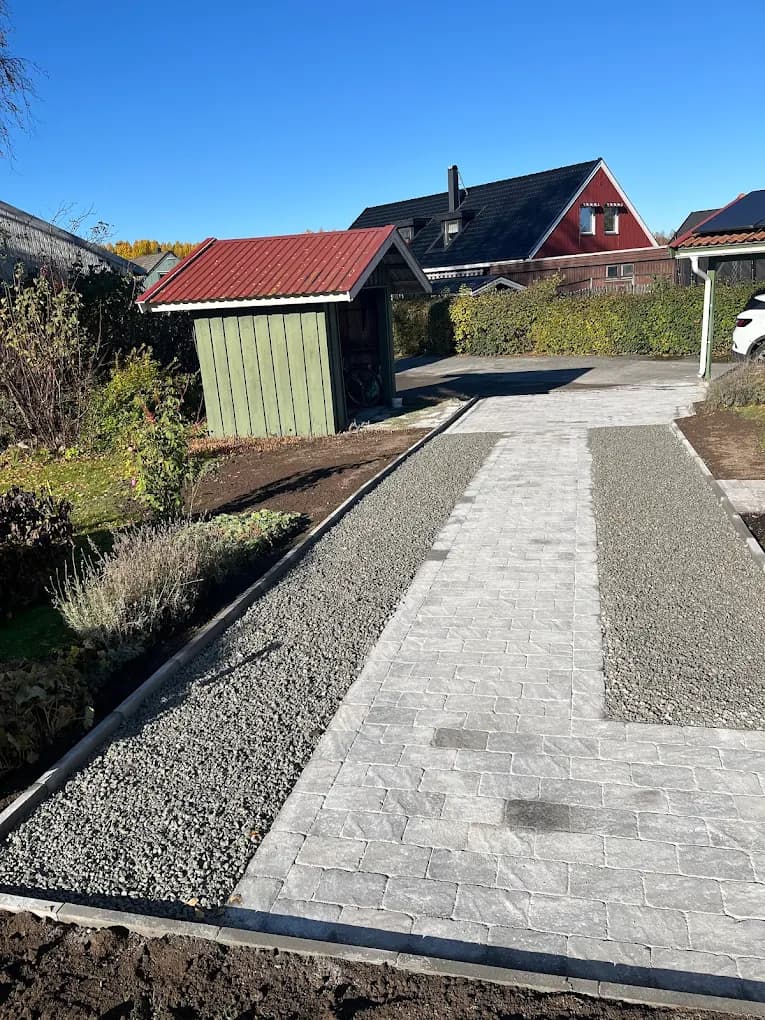 Närkesslättens lerjord – varför bärlagret måste vara tjockare – Plattläggning i Kumla i Örebro län av Tallvillage Entreprenad