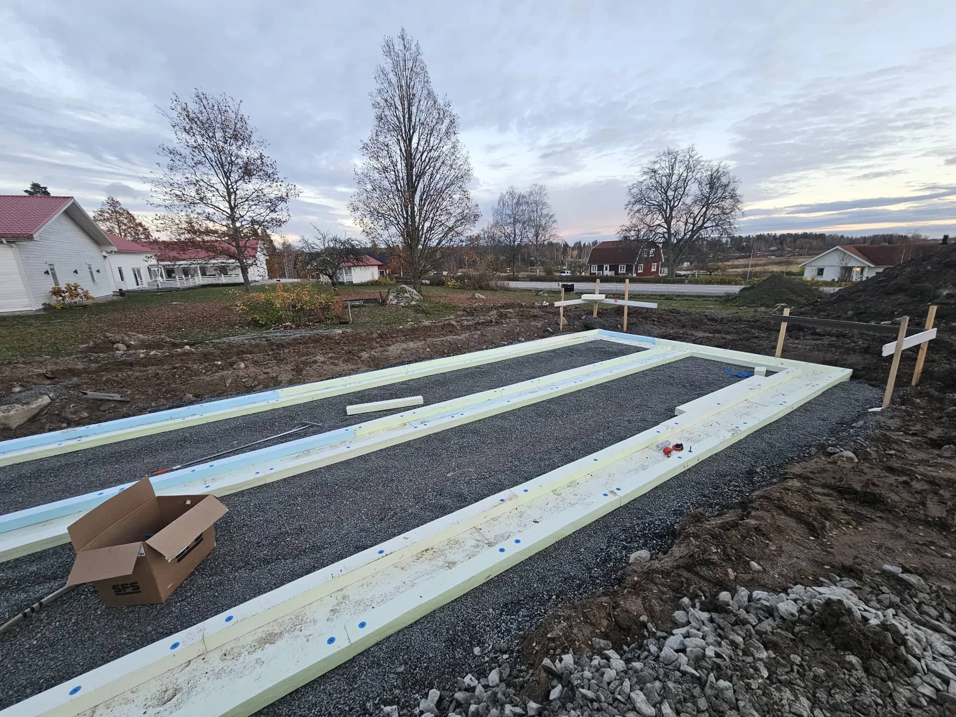 Pool och uterum – markentreprenad och anläggning utförd av Tallvillage i Örebro län