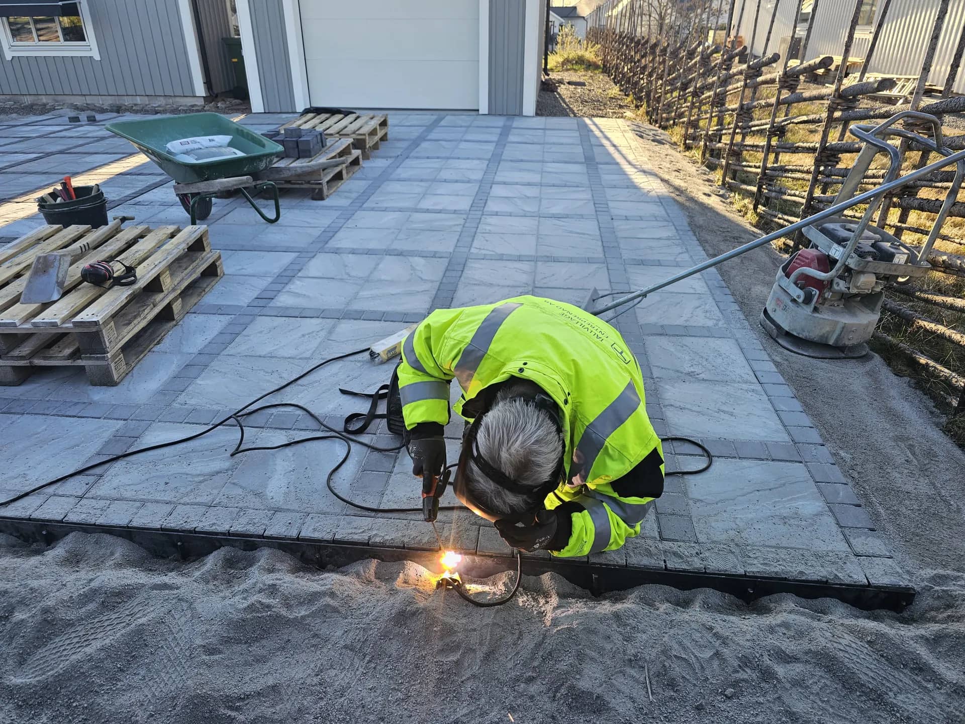 Uppfart Tallmovägen – markentreprenad och anläggning utförd av Tallvillage i Örebro län