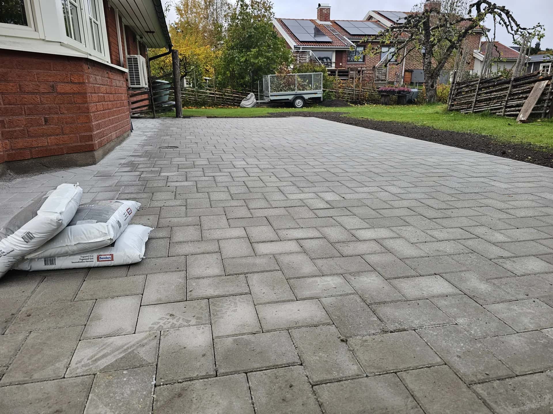 Plattsatt uppfart – Törngatan – markarbete och anläggning utförd av Tallvillage Entreprenad i Örebro län
