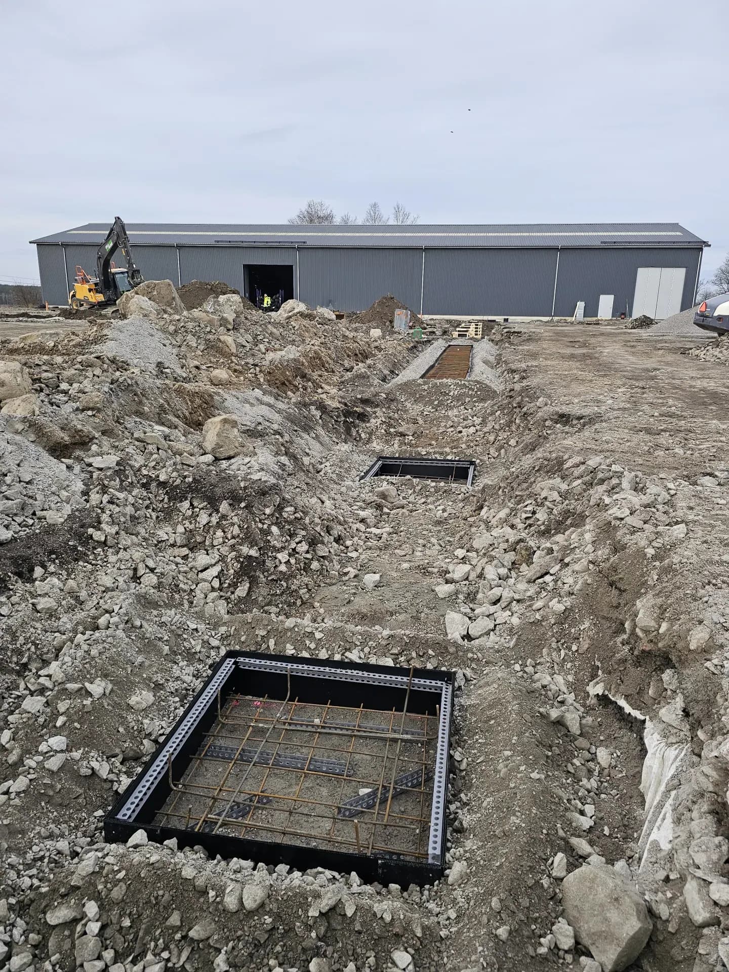 Valla – kommersiell entreprenad – liknande markarbete utfört av Tallvillage i Örebro län