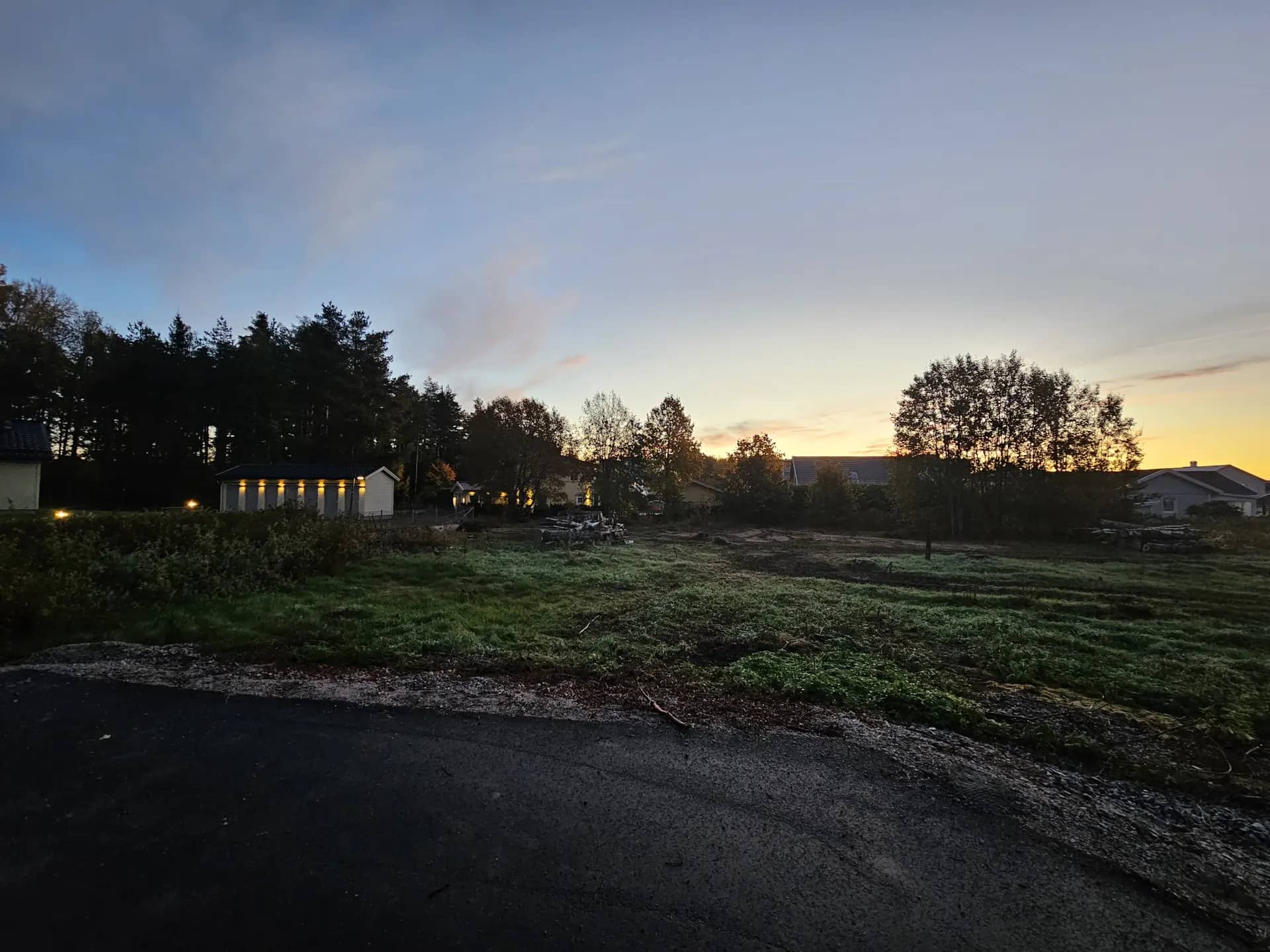 Plintgrund eller platta på mark — vad ska du välja? – guide om markarbete och anläggning i Örebro län från Tallvillage